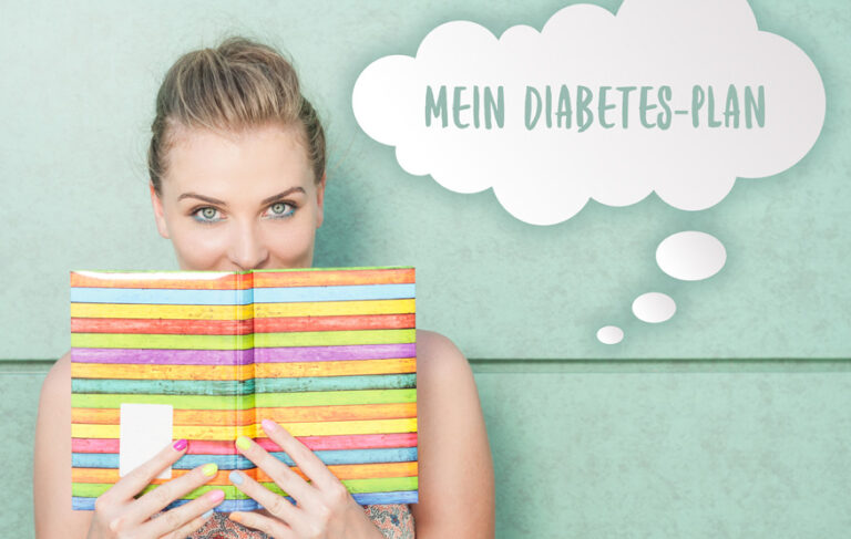 Eine hübsche Frau mit Notizbuch in ihren Händen, wo sie ihr Diabetes-Plan festgehalten hat