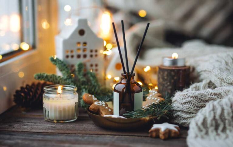 Wohlfühlatmosphere im Advent mit Kerzen, Raumduft und Wolldecke