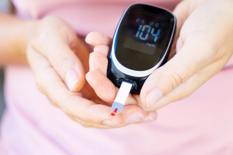 Blutzuckermessung mit Finger-Pikser – Bild zur Begleitung bei Diabetes im Alltag