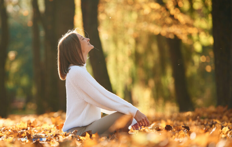 Achtsame Yoga-Praxis im Herbst – Frau stärkt Körper und Darm in der Natur