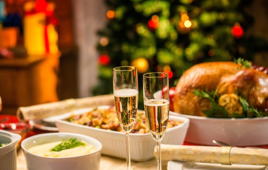 Festlich gedeckter Weihnachtstisch – sanfte Tipps für die Feiertage